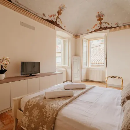 Sotto Gli Affreschi Del 1800 Con Colazione Inclusa *