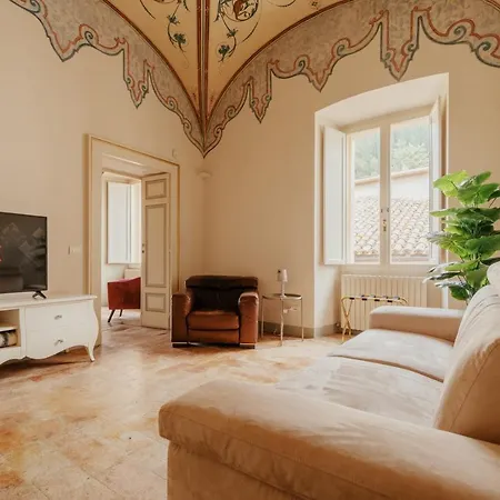 Sotto Gli Affreschi Del 1800 Con Colazione Inclusa Apartamento