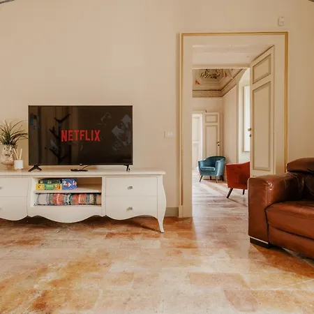 Sotto Gli Affreschi Del 1800 Con Colazione Inclusa