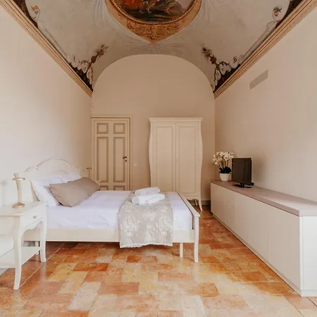 Sotto Gli Affreschi Del 1800 Con Colazione Inclusa