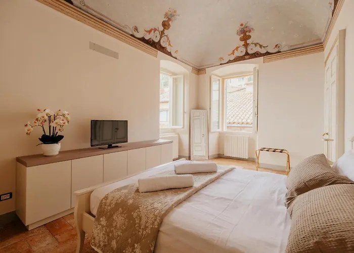 Sotto Gli Affreschi Del 1800 Con Colazione Inclusa *